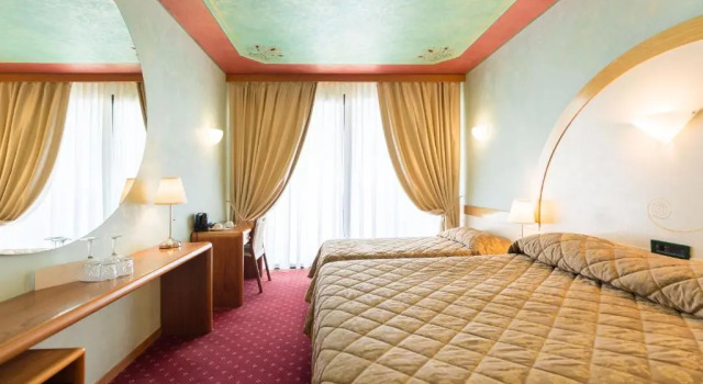 Трёхместный номер Superior с балконом и с видом на озеро Hotel Aquila DOro Desenzano