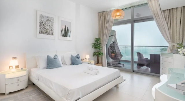 Peaceful and Airy 1-bedroom Apartment With the Palm Beach View, Забронировать Апартаменты/квартира Пальма Джумейра , рядом с Jumeirah Palm Tram Station