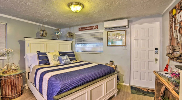 8 Mi to Beaches: Artistic Bradenton Studio w/ Yard, Забронировать Апартаменты/квартира Отели в центре Брейдентон, в центре