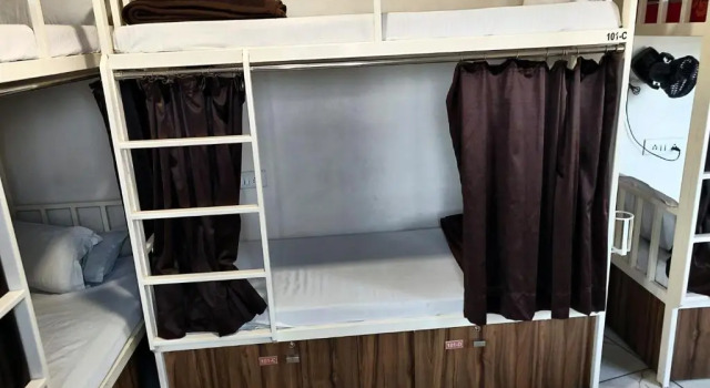 Кровать в общем номере Hotel Milan