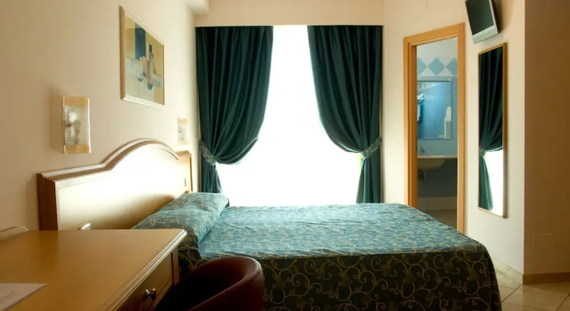 Трёхместный номер Standard Roses Hotel