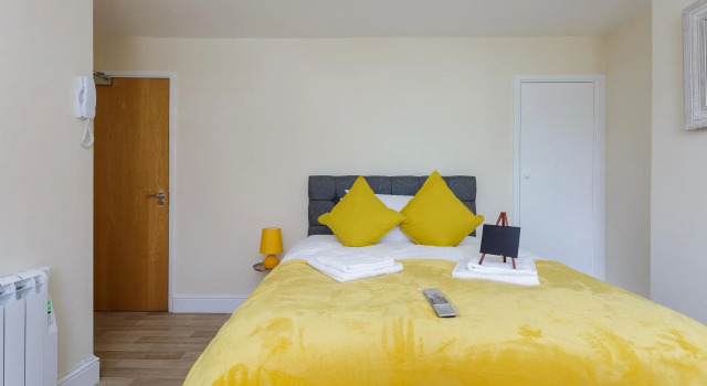 St Mary's Modern Central Huge Studio Apartments
