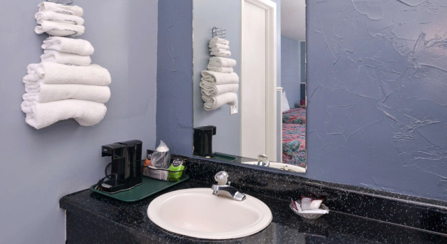 Двухместный номер Standard с балконом Americas Best Value Inn & Suites Branson - Near the Strip