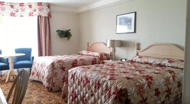 Четырёхместный номер Standard Granite Town Hotel