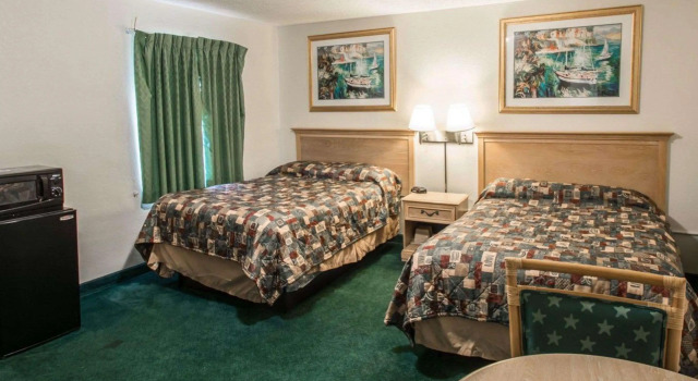 Четырёхместный номер Standard Rodeway Inn Fort Pierce US Highway 1
