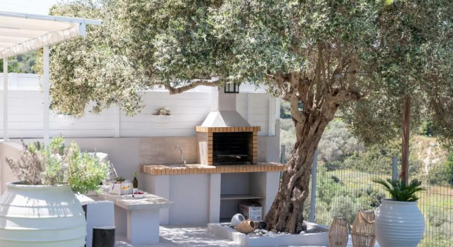 Вилла Elegant new villa,with pool,BBQ, ping pong table & gym facilities, just 2km from the town!