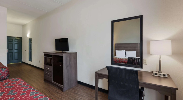 Четырёхместный номер Standard Econo Lodge Inn & Suites Marianna South
