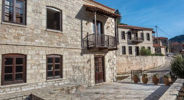 Epoches, Book Hotel Karpenisi 