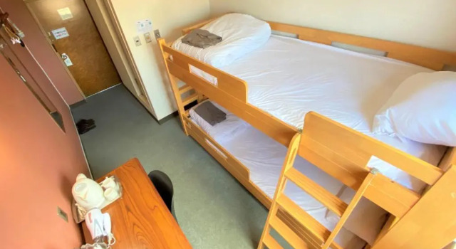 Кровать в общем номере Hotel 1-2-3 Kokura
