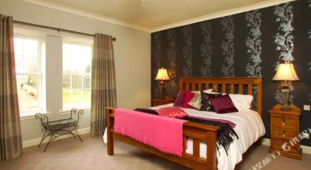 Adniston Manor, Забронировать Отель Транент 