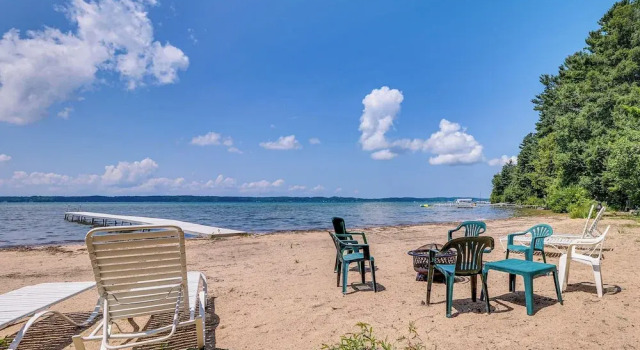 Torch Lake Getaway w/ Private Beach + Boat Dock!, Varaa Lomakoti Alden USA