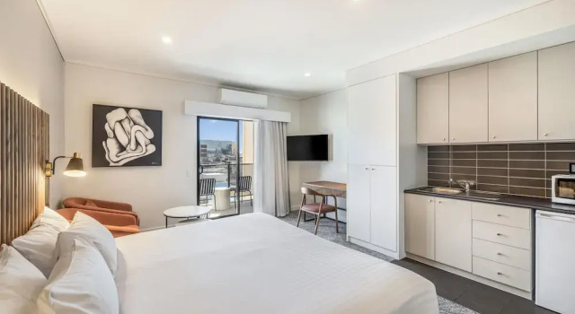 Апартаменты с 3 комнатами с балконом Adina Apartment Hotel Perth Barrack Plaza