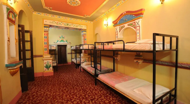 Кровать в общем номере (женский номер) с красивым видом из окна Hotel Himalaya Yoga