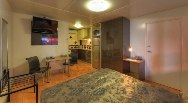 Студия Halls Creek Motel