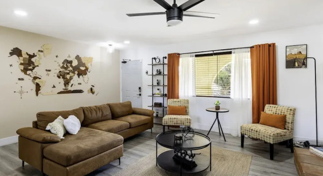 Коттедж Sky Harbor House - Centrally Located W/hot Tub 3 Bedroom Home by RedAwning