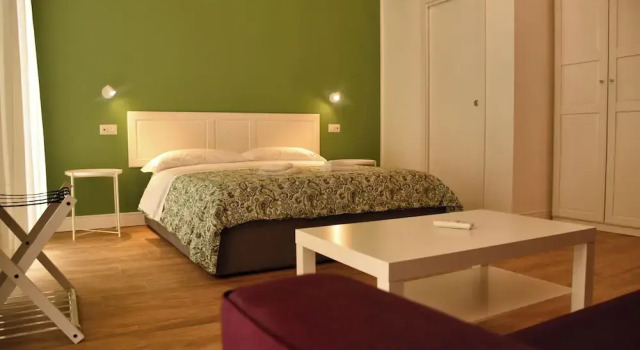 Centro Storico Rooms, Забронировать Гостевой дом Неаполь Кампания, рядом с Церковь Пио Монте делла Мизерикордия