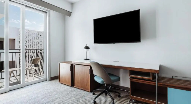 Номер Standard с балконом и с видом на бассейн Courtyard by Marriott Santa Barbara Downtown