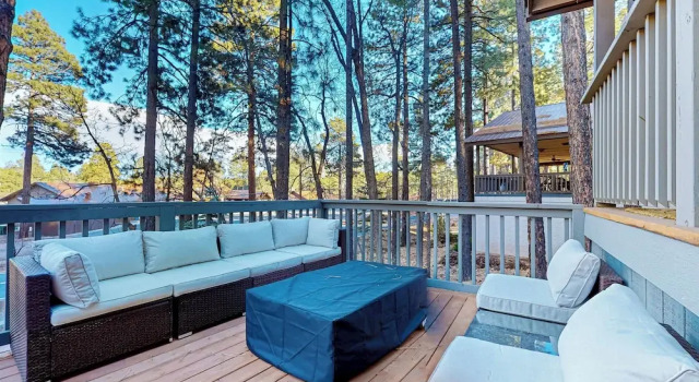 Коттедж 4BR Home w/ Decks, Fireplace, Golf Nearby