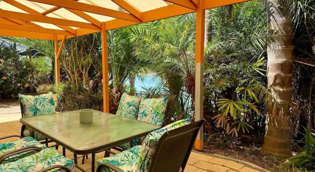 Коттедж Lakeside Getaway - 4BR Jetty Wi-fi Waterfront