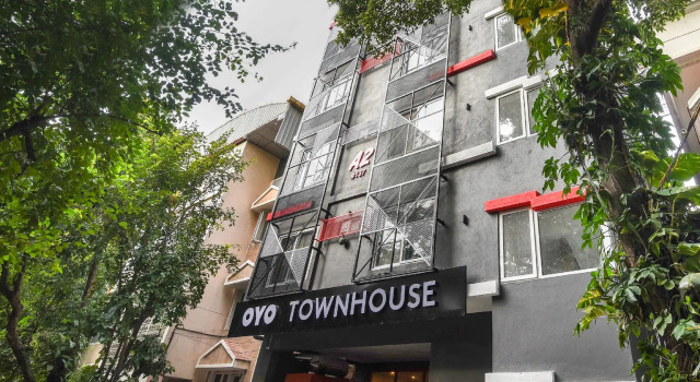 OYO Townhouse 255 Indiranagar Double Road, Забронировать Отель Индиранагар Бангалор, рядом с Больница Манипал