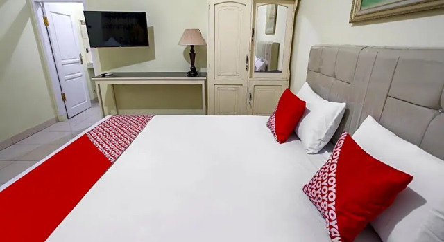 OYO 90968 Graha Family Guest House, Prenota Affittacamere Hotel a Sulawesi con parcheggio, Parcheggio