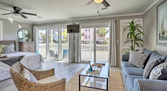 Апартаменты с балконом Walk to Surfside Beach: Studio w/ Covered Balcony