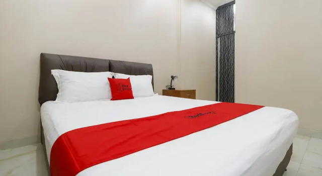 RedDoorz Plus near Dharmawangsa, Rezervasyon Otel Kebayoran Baru Cakarta, Blok A yakınında