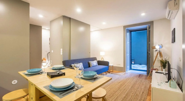 Downtown Studio w/ AC & Patio by LovelyStay, Rezerwuj Hotel Porto Porto