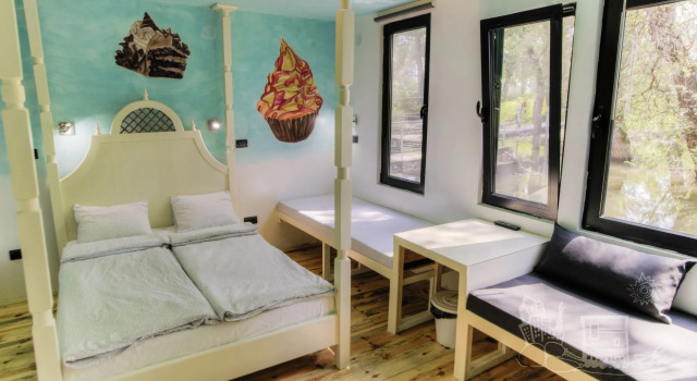 ArkaBarka Floating Hostel and Apartments