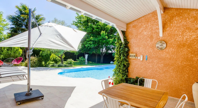 Коттедж Modern Holiday Home in Barry-d'Islemade with Pool