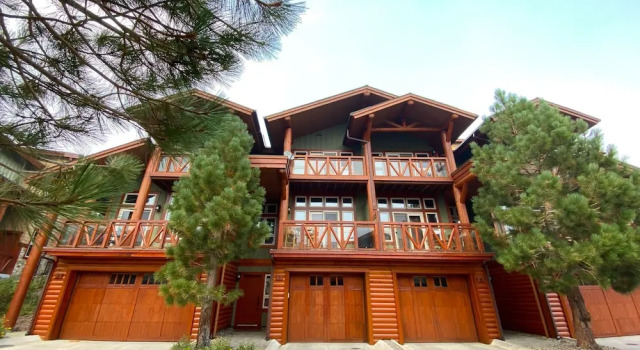 Juniper Crest 7 Private Hot Tub, 2 Car Garage, BBQ, Walk to the Lifts and Mountain Views by RedAwning