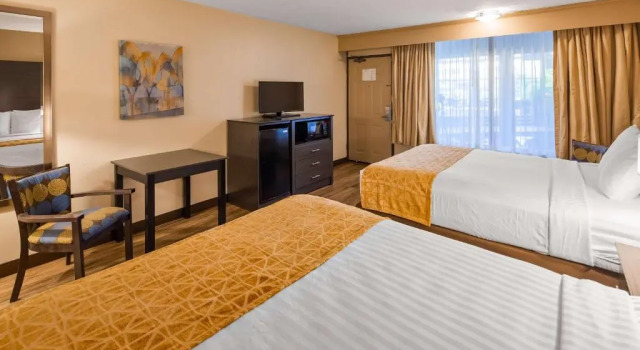Четырёхместный номер Standard с видом на бассейн Best Western Toni Inn