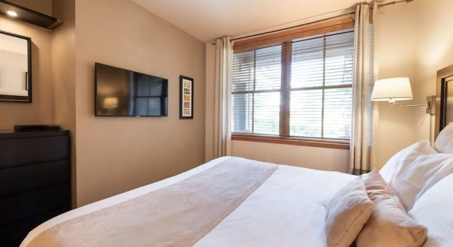 Contemporary Condo Easy Access to Slopes and the Village - Zephyr Mountain Lodge Premium-Rated 1102, Забронировать Отель Отели Винтер Парка 3 звезды, рядом с Зимний парк Amaze'n Maze, 3*