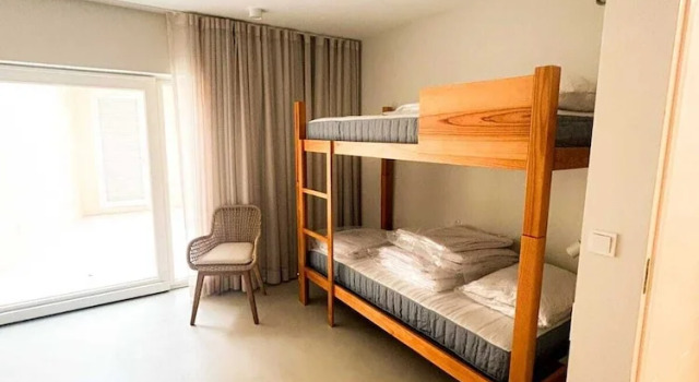 Кровать в общем номере Silveira Bay Lounge Retreat