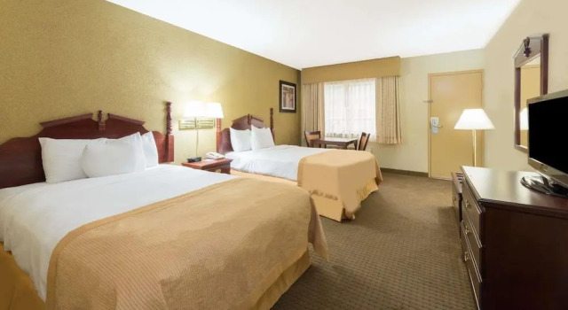 Clarion Hotel & Suites, Prenota Hotel Louisville Louisville Metropolitan Area