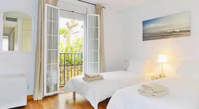 Casa Iris - Spacious & Stunning Villa, Забронировать Вилла Отели Марбелья с парковкой, рядом с Playa El Ancón, Парковка