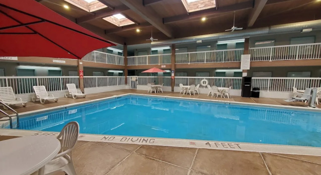 Четырёхместный номер Standard с видом на бассейн Wyndham Garden Ankeny
