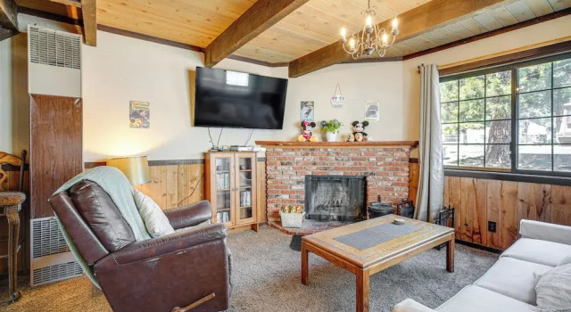 Коттедж Near Lakes & Skiing: Cozy Sugarloaf Cabin w/ Yard