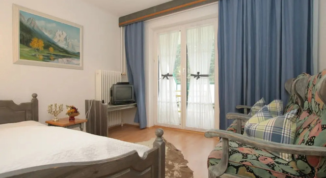 Modern Apartment in St Wolfgang im Salzkammergut Near Lake, Rezerwuj Apartament Hotele w Salzburg z parkingiem, Parking