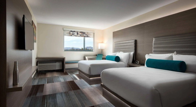 Четырёхместный номер Standard с видом на бассейн Aloft by Marriott Scottsdale