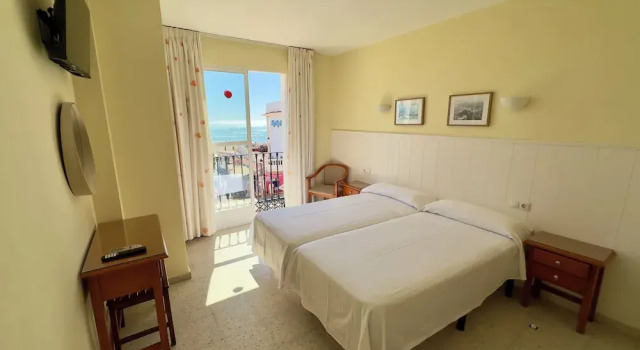 Четырёхместный номер Standard с видом на море Hotel Cabello