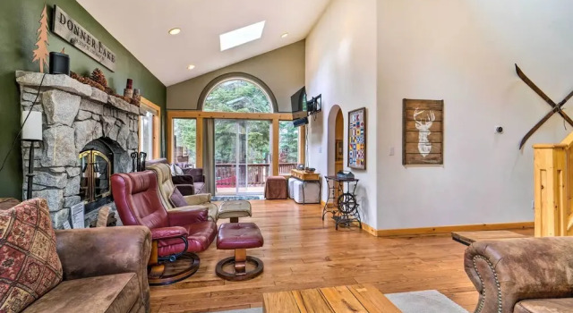 Tahoe Donner Retreat w/ Hot Tub & Fireplace!