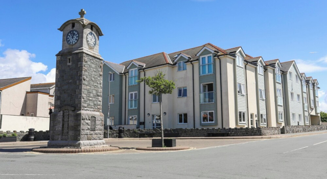 Morlais, Book Feriehus Llanfaelog 