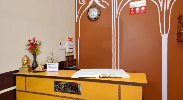 Oyo 14888 Aanvi Palace, Забронировать Отель Варанаси штат Уттар-Прадеш