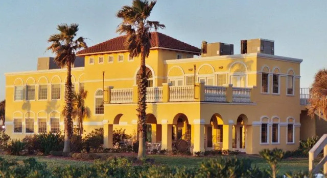 Полулюкс Embassy Suites St Augustine Beach Oceanfront Resort