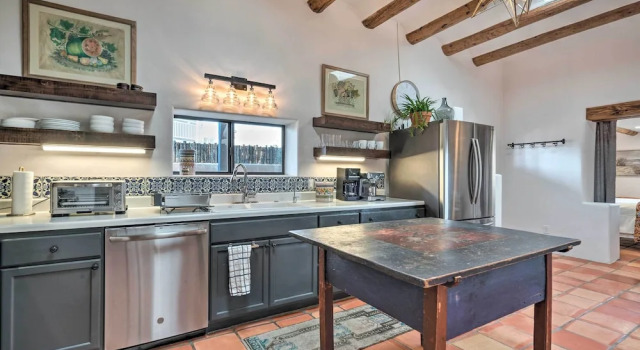 Коттедж Adobe House w/ Patio - Walk to Dtwn Plaza & Shops!