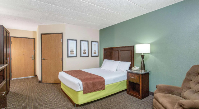Двухместный номер Standard AmericInn by Wyndham West Salem