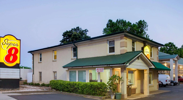 Super 8 By Wyndham Charlotte Downtown Area, Забронировать Отель Отели Шарлотте с парковкой, Парковка