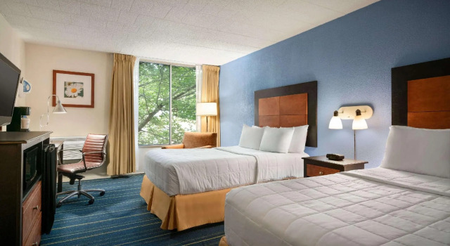 Четырёхместный номер Business Days Hotel by Wyndham Allentown Airport / Lehigh Valley