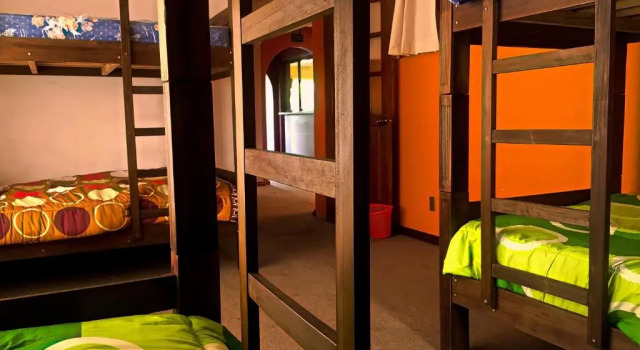 Кровать в общем номере Greenhouse Bolivia